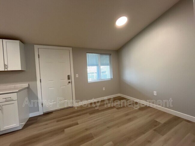 Photo - 877 N 26th St Unidad 307