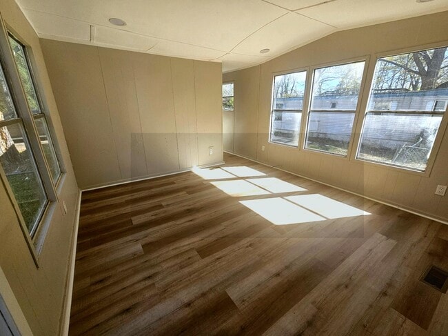 Photo - 325 Southstar St