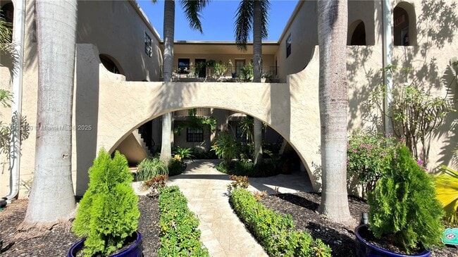 Building Photo - 815 NE 28th St Unit 102