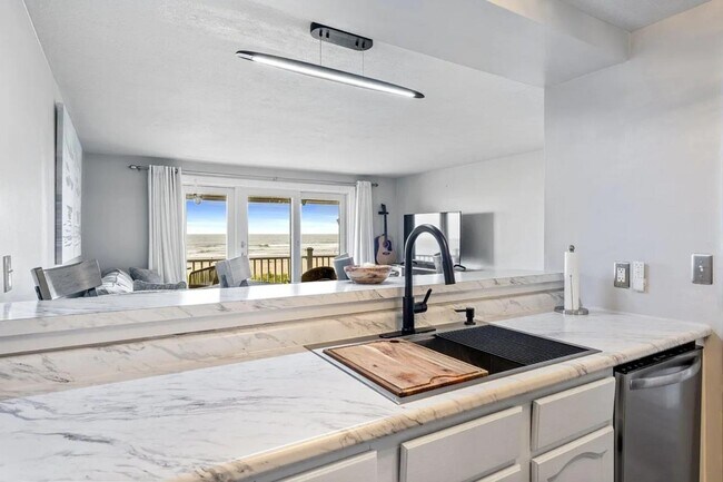 105 E Grand Ave Unit 7