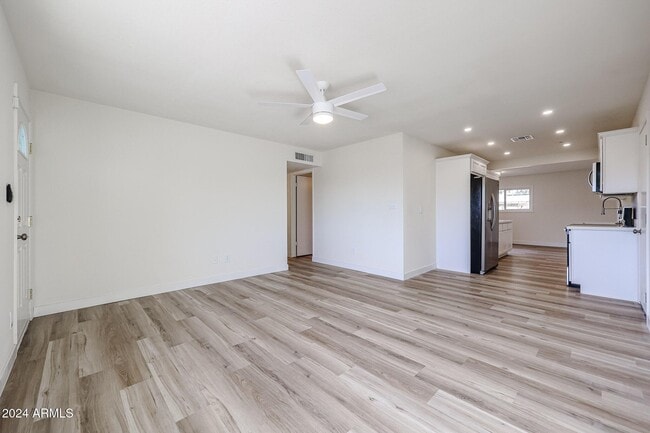 Photo - 4352 E Grovers Ave