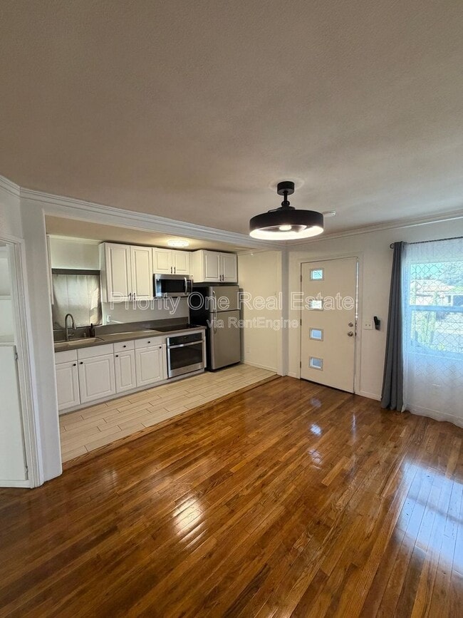 Photo - 2987 Clay Ave