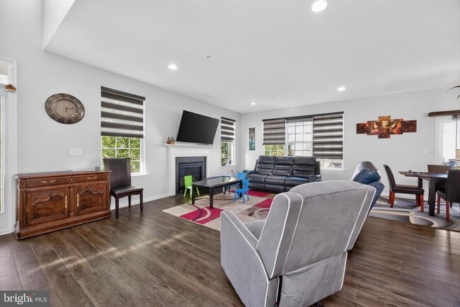 Photo - 271 Fairfield Cir W