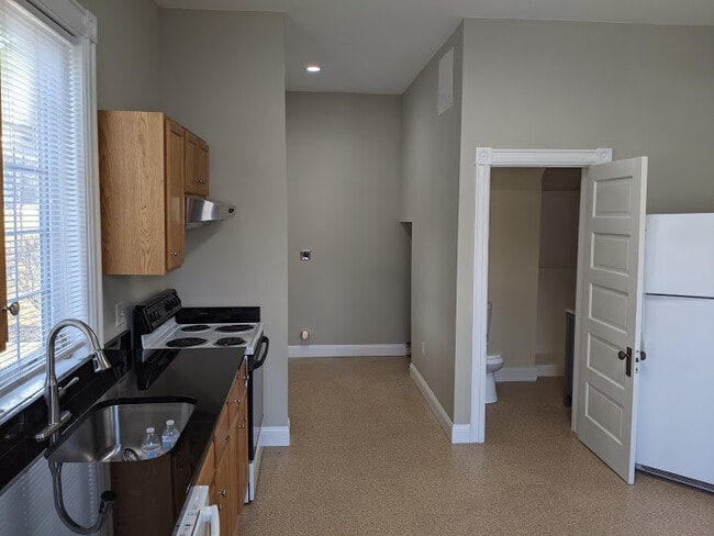 Kitchen - 418 Main St Unit 1st Fl