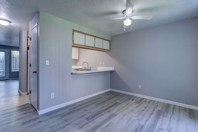 Building Photo - 2 bedroom unit. Pets OK! Lots of upgrades!... Rental