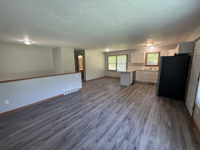 Photo - 4933 Cannonsburg Rd NE