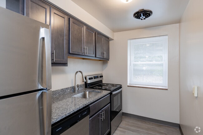 2BR, 1BA - 735SF