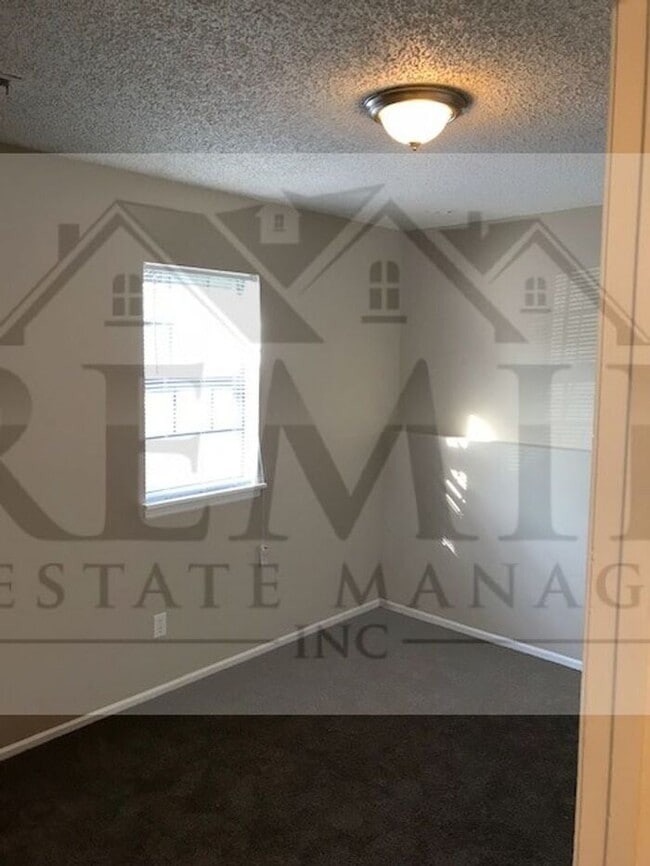 Photo - 240 W Kump Ave