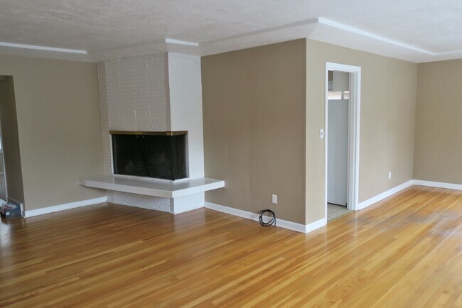 Photo - Refurbished Bridlemile 4 bedroom - fresh p...