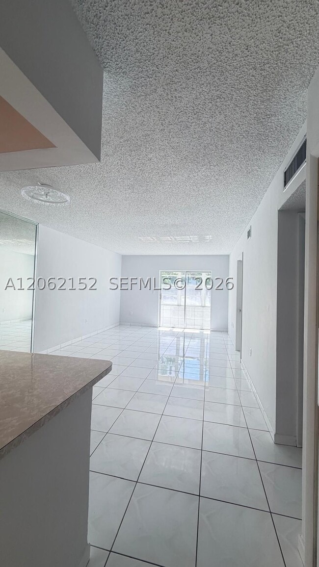 Building Photo - 120 Royal Palm Rd Unit 111