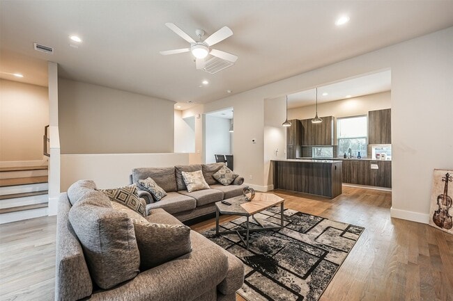 Photo - 2136 Dennis St