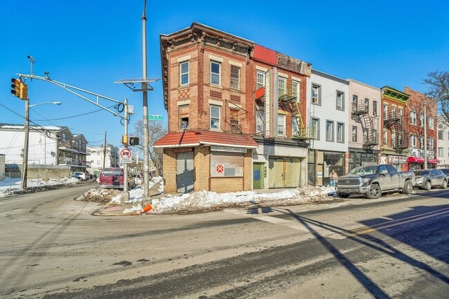 Building Photo - 101 1/2 Ocean Ave Unit 2