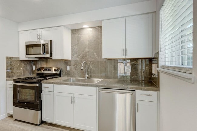 Newly Renovated Townhouse - Pet Friendly!! - Newly Renovated Townhouse - Pet Friendly!! Unit 2520 Arthur St.