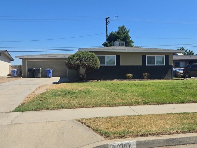Building Photo - 3 BR 2 BA Available Now