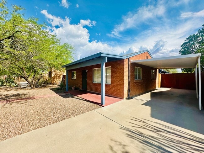 Building Photo - 2 Bedroom House with All Appliances and La...
