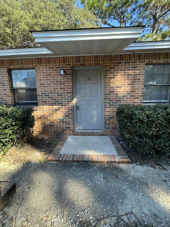 Building Photo - 830 Cardinal St Unit 3 Rental