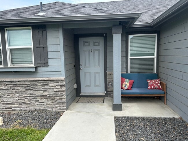 Photo - 3 bed, 2 bath Rambler, near Park Orchard. Fully fenced.