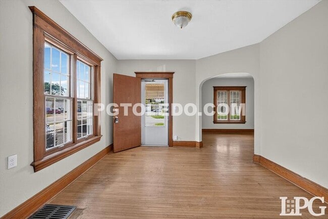 Photo - 3318 Stickney Ave