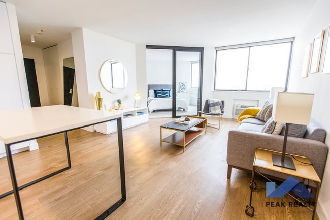 Photo - 2630 N Clark St