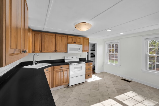 Photo - 945 Glastonbury Turnpike