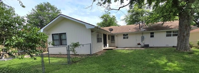 Photo - Outstanding 3-4 Bedroom close to Mall! $1895