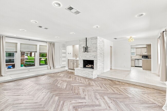 Photo - 1135 Trowbridge Dr