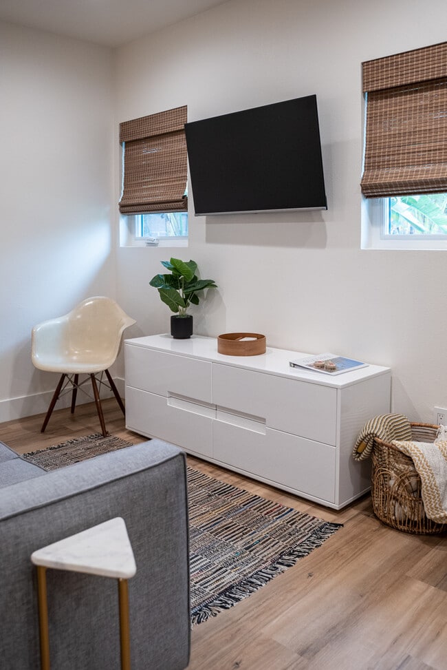 Photo - 1719 E Redwood Ave Unidad B