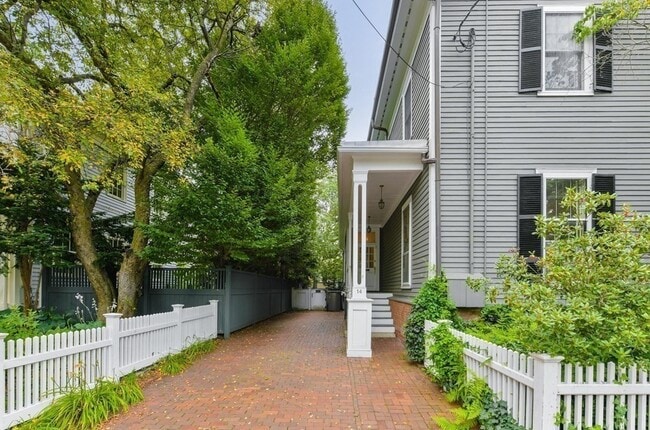 Building Photo - 14 Ash St