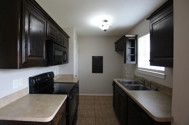 Photo - 2 Bedroom Duplex for Rent in Lindale! Unit 16920 Loring Ln