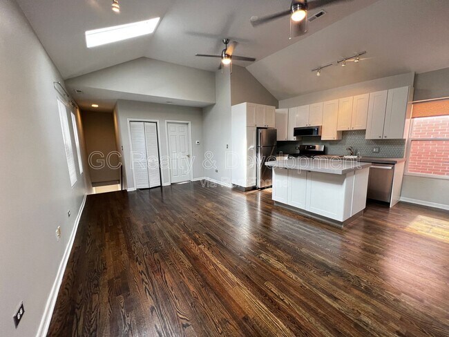 Photo - 819 N May St Unit 3