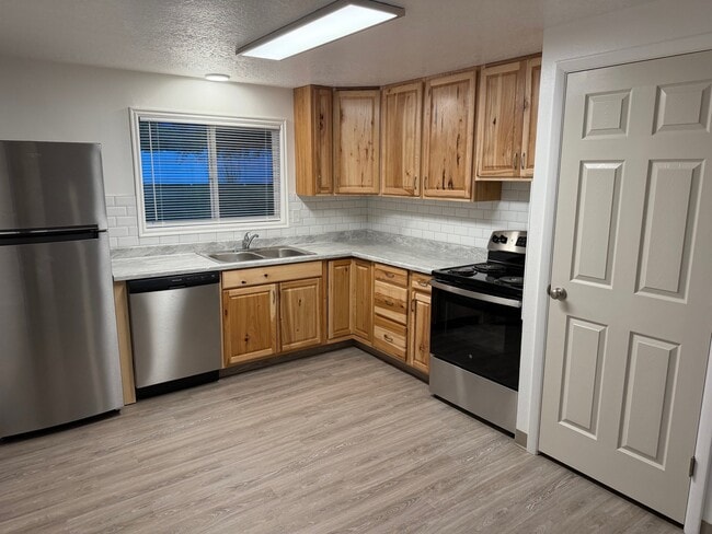 Building Photo - 700 E 1400 N Unit 2