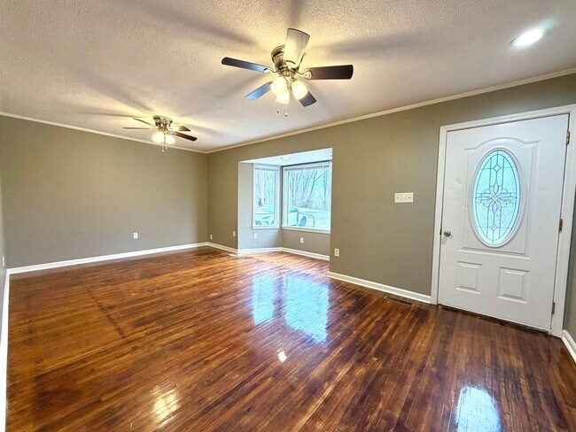 Photo - 838 Potters Ln