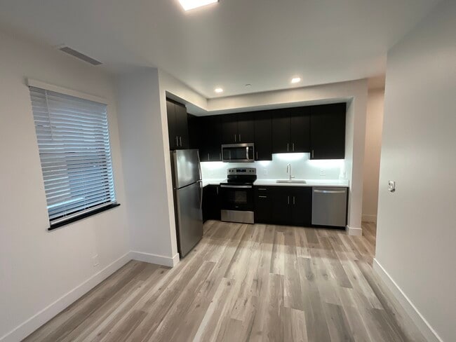 Building Photo - 2051 Cross St Unit 205