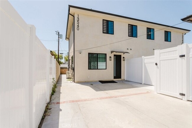 Photo - 13540 Hamlin St