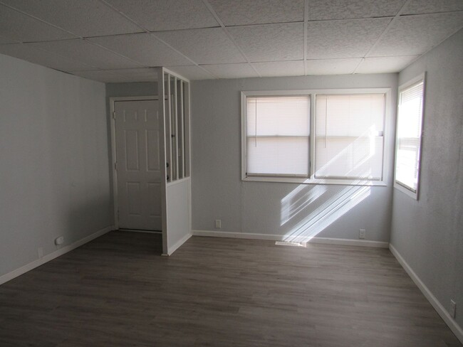 Photo - 2 Bed 1 Bath in Triplex Unidad 1044 S. Wisconsin Ave.