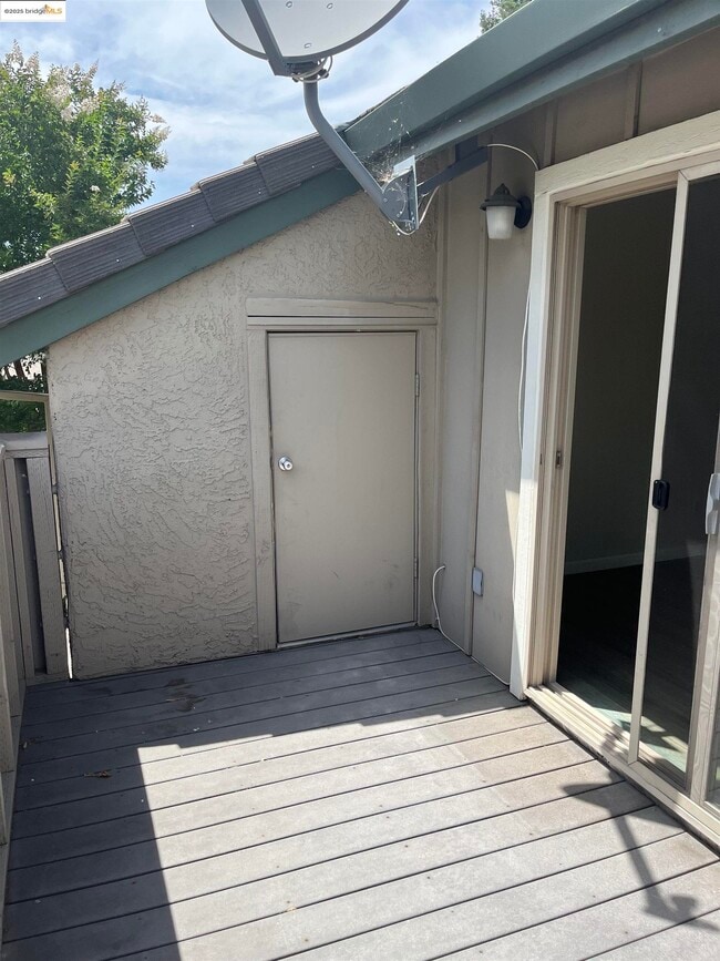 Photo - 2207 Lakeview Cir