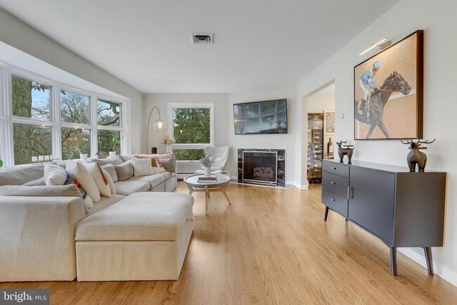 Photo - 3710 Lorcom Ln