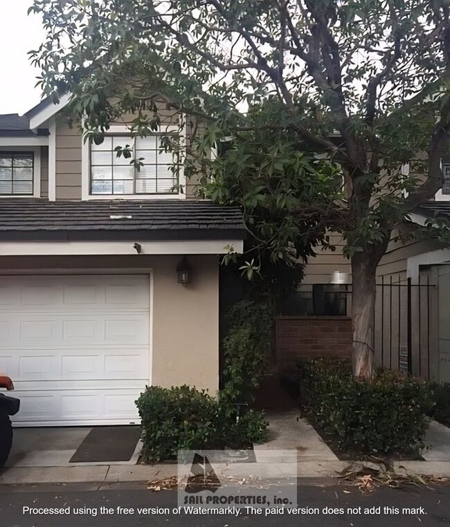 Building Photo - Three-bedroom, 2.5-bath townhouse in Irvine!