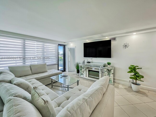 5225 Collins Ave Unit 517