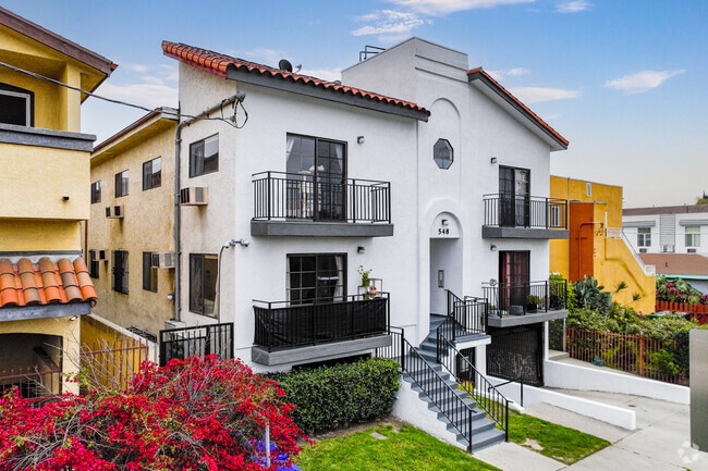 Apartamentos - Renovated Townhome Apartments in Prime Vir...