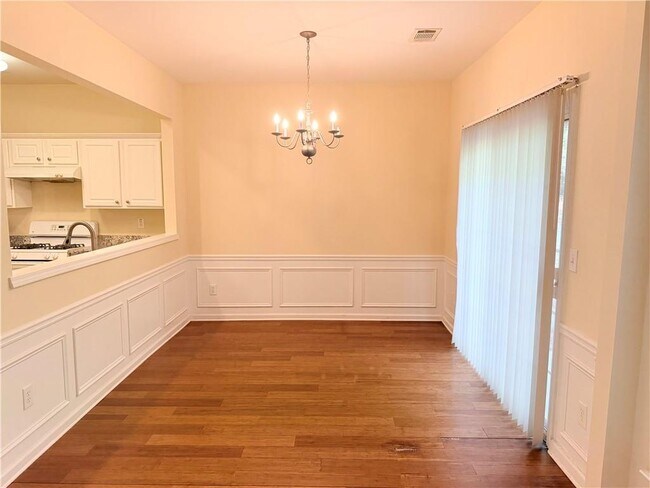 Photo - 2380 Fairlie Dr