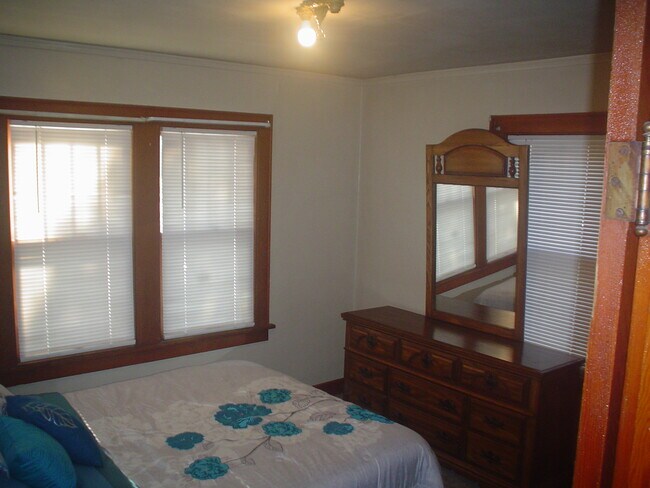 Master- Queen Bed