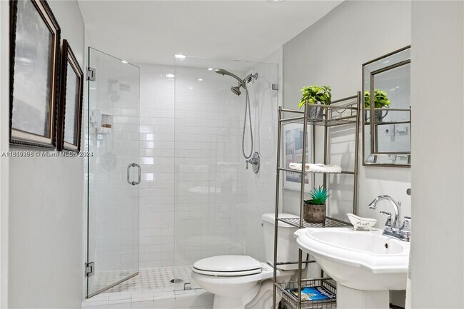 Photo - 5401 Collins Ave Unit 1123