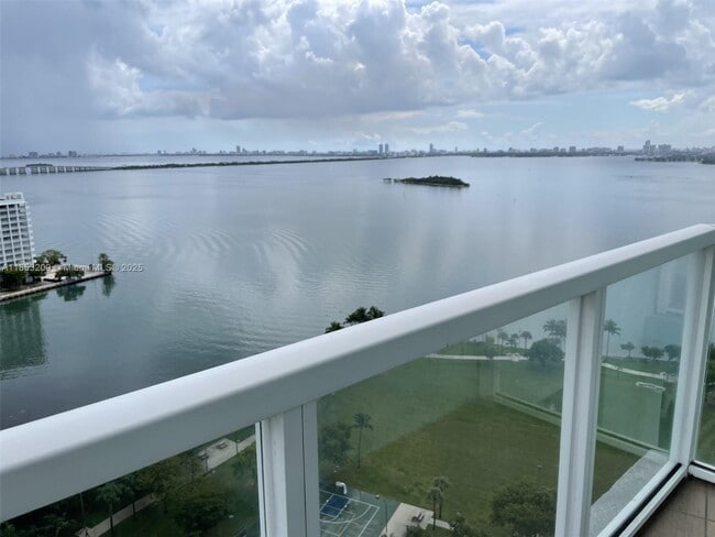 Building Photo - 1900 N Bayshore Dr Unit 2112 Rental