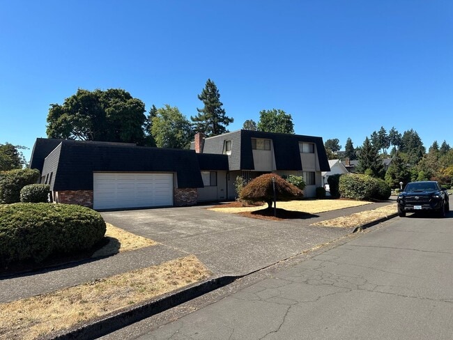 Building Photo - Large 3 bedroom 2.5 bath duplex with a gar... Rental