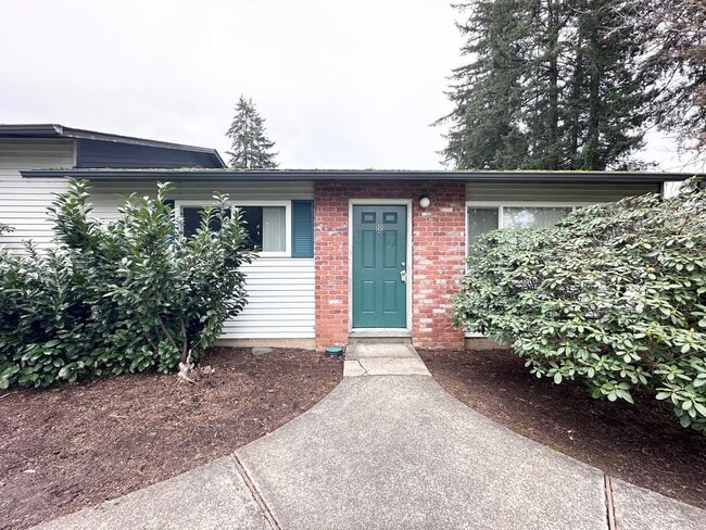 Building Photo - LOVELY & AFFORDABLE! Duplex community in the heart of Sandy, OR! Unit #10