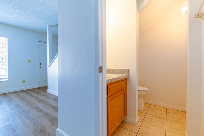 Photo - Beautiful 3 bedroom 2.5 bathroom townhouse for rent near USF.