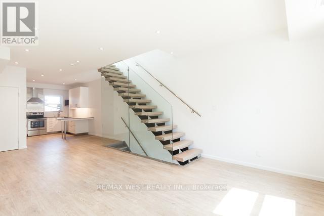 Photo - 1118 Queen St W