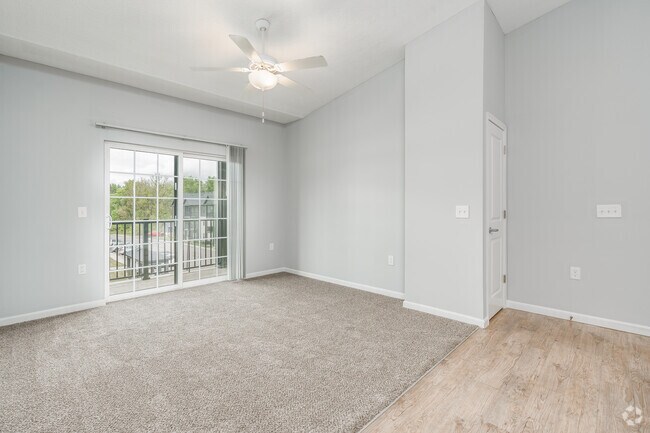 2BR, 2BA - 957SF - Living Room