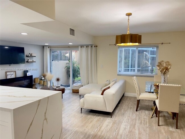 Photo - 568 N University Dr